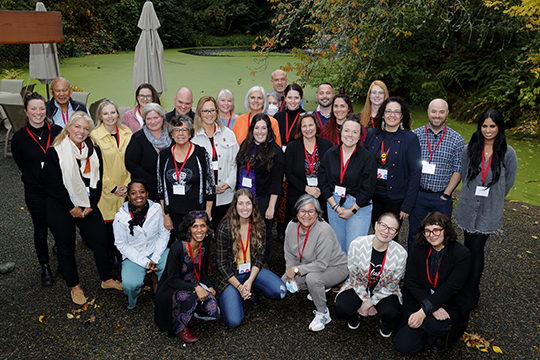Membres de l’équipe du programme Améliorer l’équité dans l’accès aux soins palliatifs (cohorte 1) et des équipes d’accompagnement et de conseil réunis lors d’un atelier du programme.