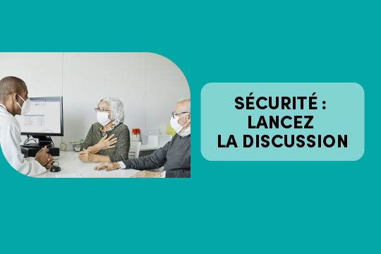 Prestataire de soins de santé, patient/résident et partenaire de soins essentiel qui discutent de sécurité